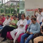 ओपेरा गार्डन सोसाइटी के निवासियों का बिल्डर के खिलाफ प्रदर्शन