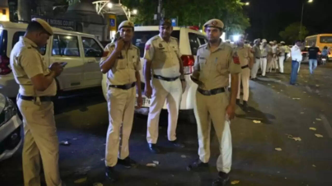 दिल्ली में जन्माष्टमी उत्सव की सुरक्षा में लापरवाही, आठ पुलिसकर्मी निलंबित