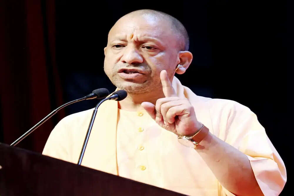 योगी आदित्यनाथ ने किसानों को दी सहायता राशि, फसल बीमा योजना का किया शुभारंभ