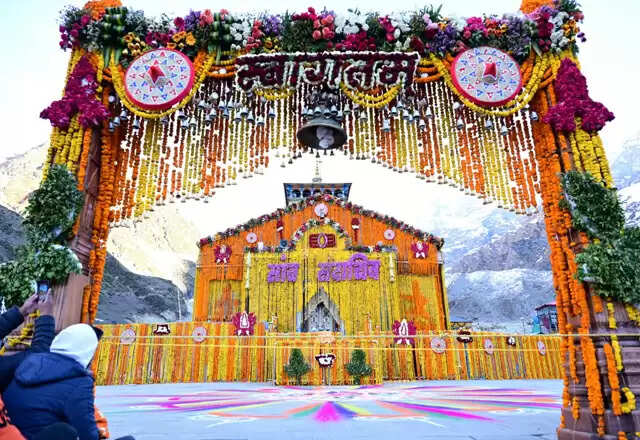 केदारनाथ धाम के कपाट खुले, श्रद्धालुओं के लिए भव्य सजावट