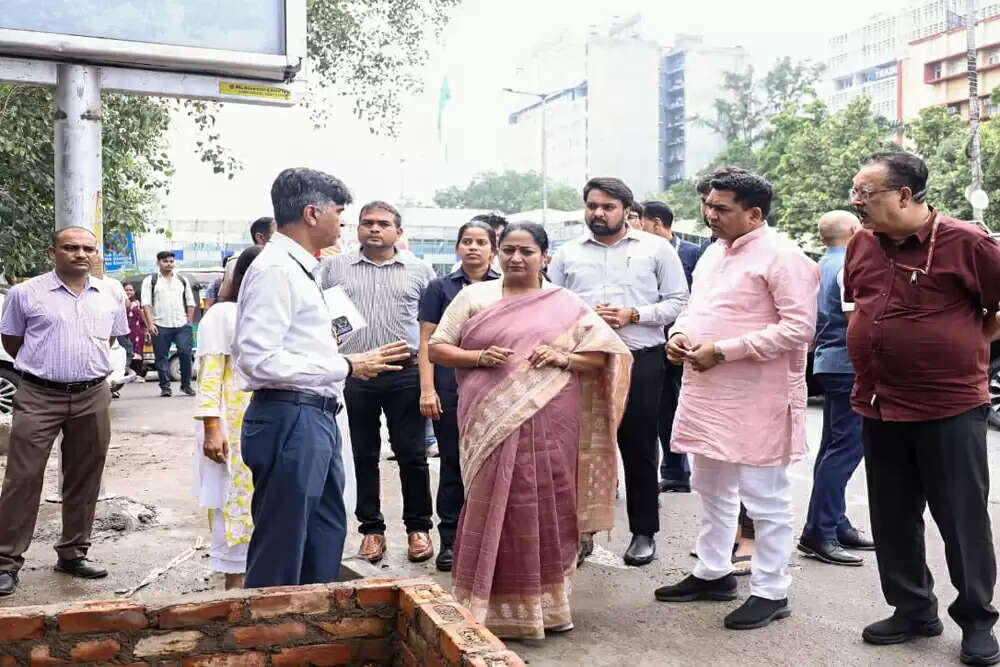 दिल्ली में जर्जर डीडीए फ्लैट्स का निरीक्षण, मुख्यमंत्री ने पूर्व सरकारों पर साधा निशाना