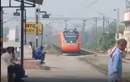 पटना में गुटखा थूकने के दौरान वंदे भारत एक्सप्रेस से व्यक्ति की मौत