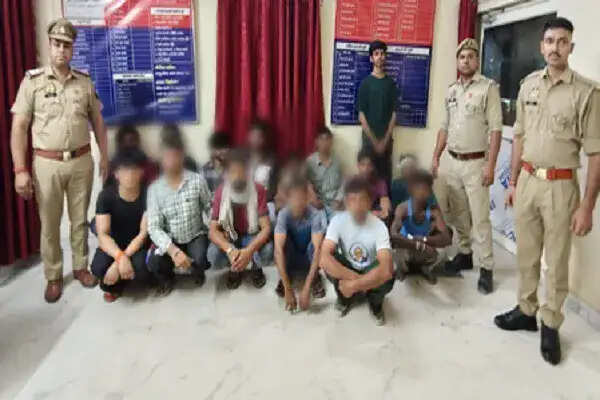नोएडा पुलिस का सख्त अभियान: सार्वजनिक स्थानों पर शराब पीने वालों के खिलाफ कार्रवाई