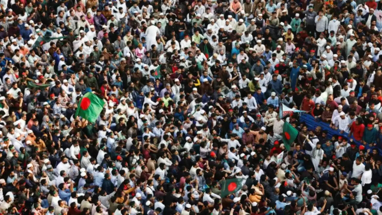 बांग्लादेश में चुनावी संकट: तारिक रहमान की एकता की अपील और हिंसा की बढ़ती घटनाएं