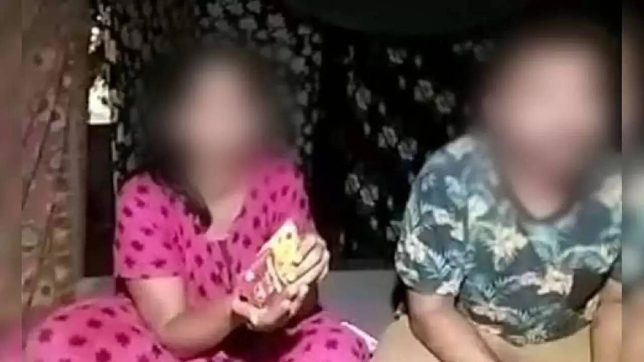 हैदराबाद में दंपति ने आर्थिक तंगी के चलते लाइव स्ट्रीमिंग सेक्स किया