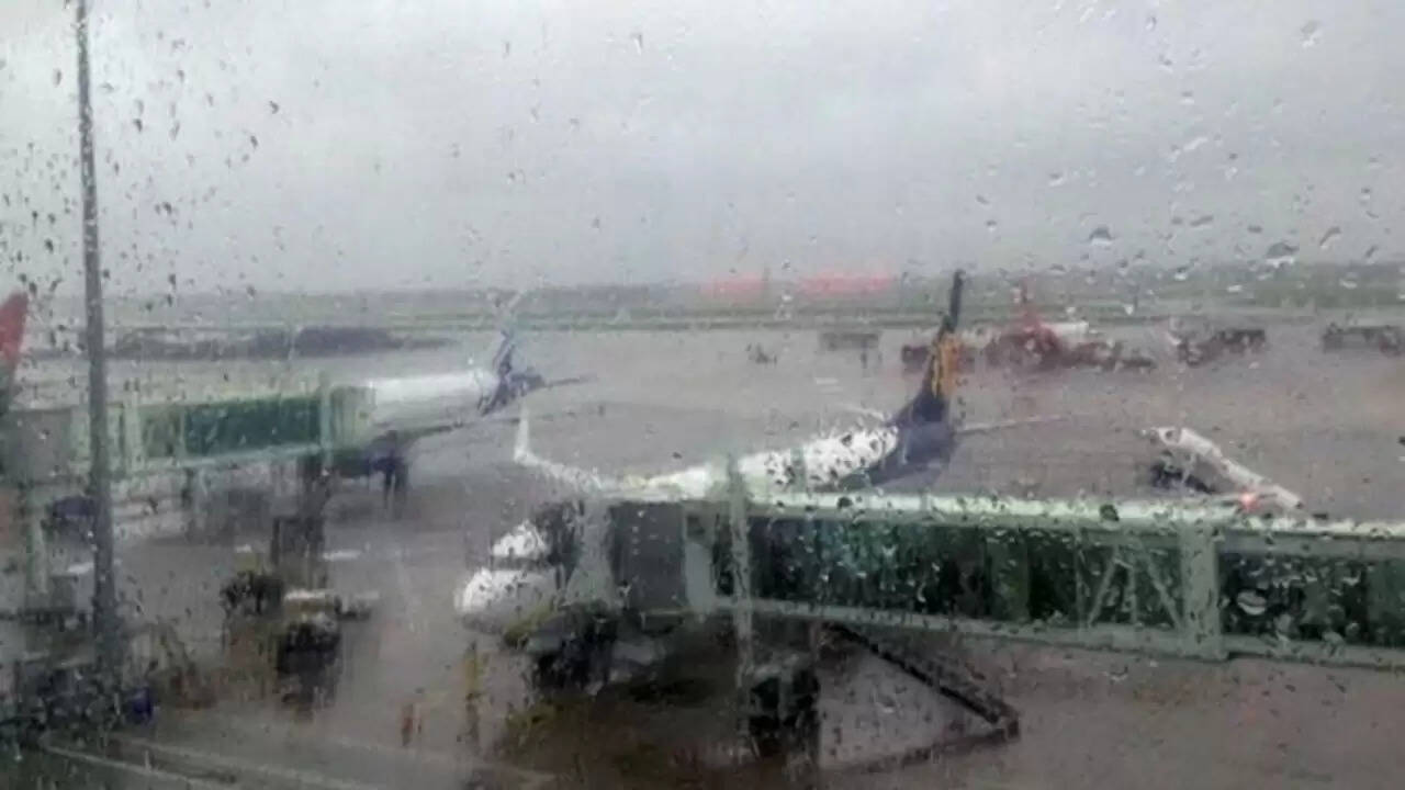 दिल्ली में बारिश का असर: हवाई और सड़क यातायात में बाधा