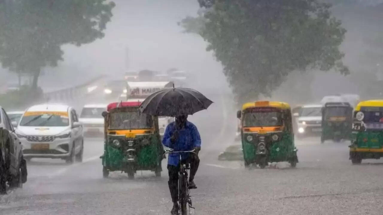 दिल्ली में मौसम का मिजाज बदला: भारी बारिश और येलो अलर्ट जारी