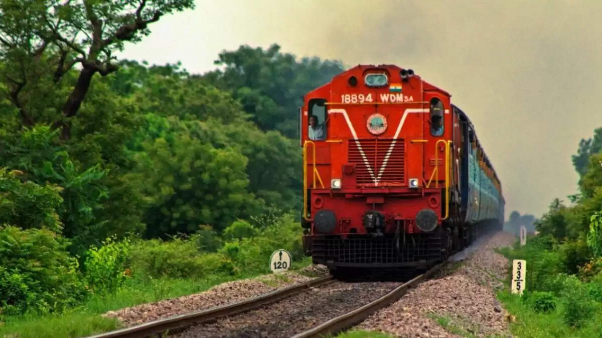 ग्रेटर नोएडा में गरीब रथ ट्रेन से धुआं निकलने की घटना