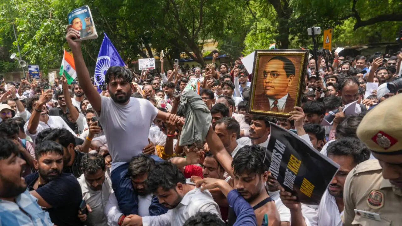 दिल्ली में कॉकरोच जनता पार्टी का प्रदर्शन: शिक्षा मंत्री के इस्तीफे की मांग