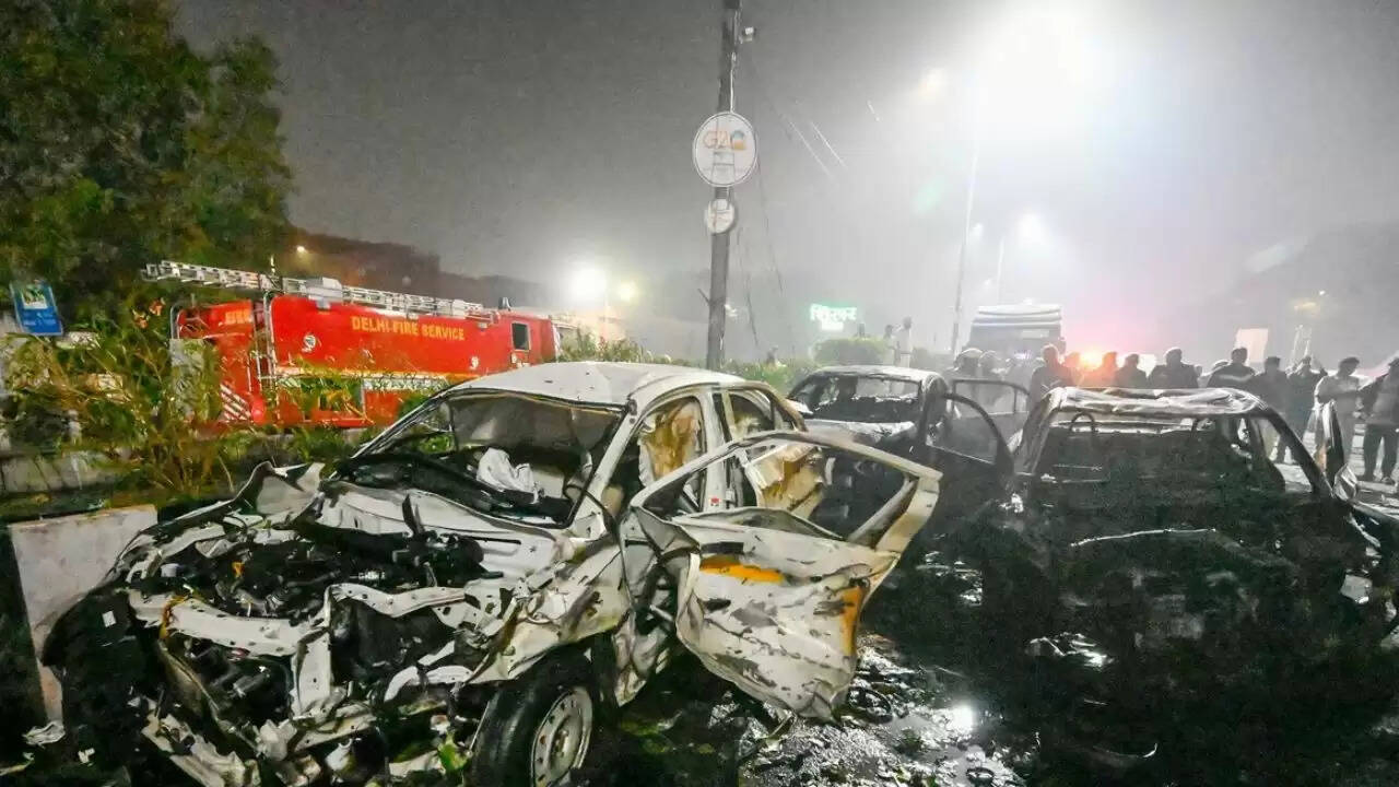 दिल्ली में लालकिले के पास कार विस्फोट: 8 की मौत, जांच जारी