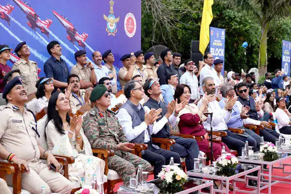 चंडीगढ़ में सूर्यकिरण एरोबैटिक डिस्प्ले का शानदार आयोजन