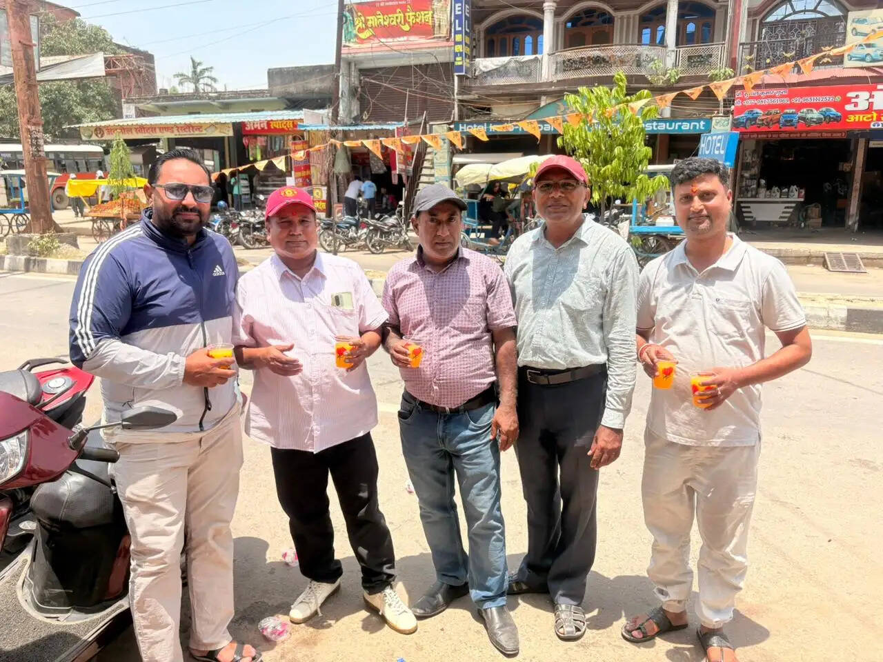 बड़ा मंगलवार पर राधे-राधे ग्रुप का शरबत वितरण शिविर