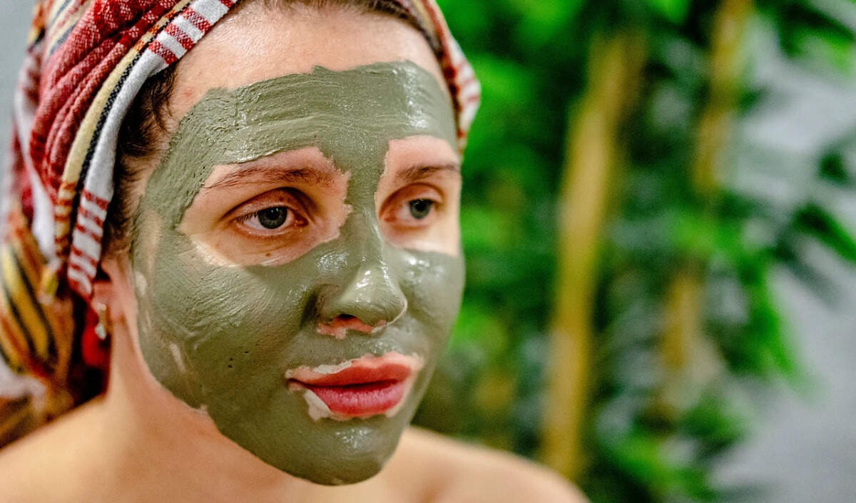 घर पर फेशियल करके पाएं दमकती त्वचा