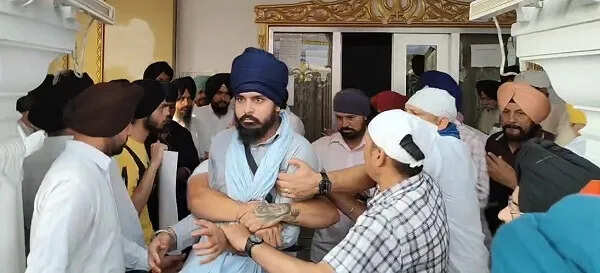 अमृतसर में एसजीपीसी टास्क फोर्स पर युवक का कृपाण से हमला