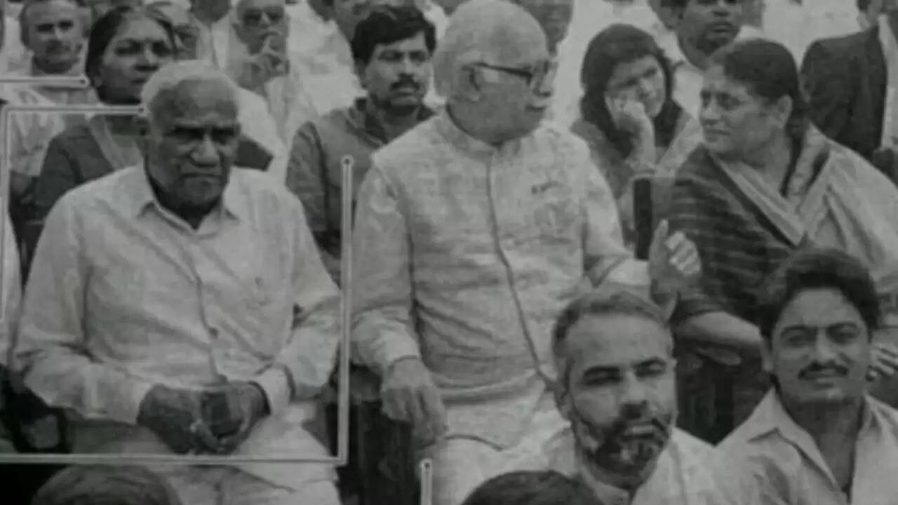 दिग्विजय सिंह ने साझा की मोदी की पुरानी तस्वीर, कांग्रेस में मचा हड़कंप