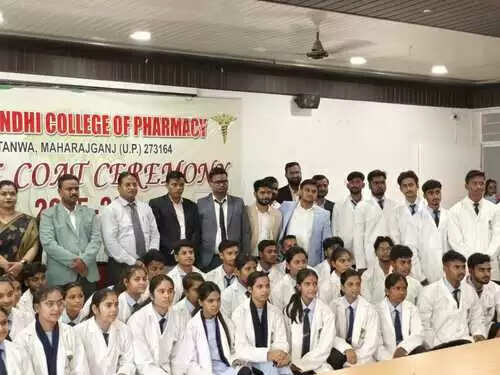 राजीव गांधी फार्मेसी कॉलेज में श्वेत कोट समारोह का आयोजन