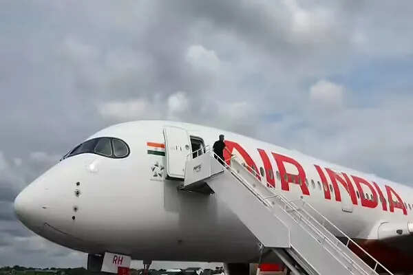 दिल्ली से सिंगापुर जा रही एयर इंडिया की उड़ान तकनीकी समस्या के कारण वापस लौटी