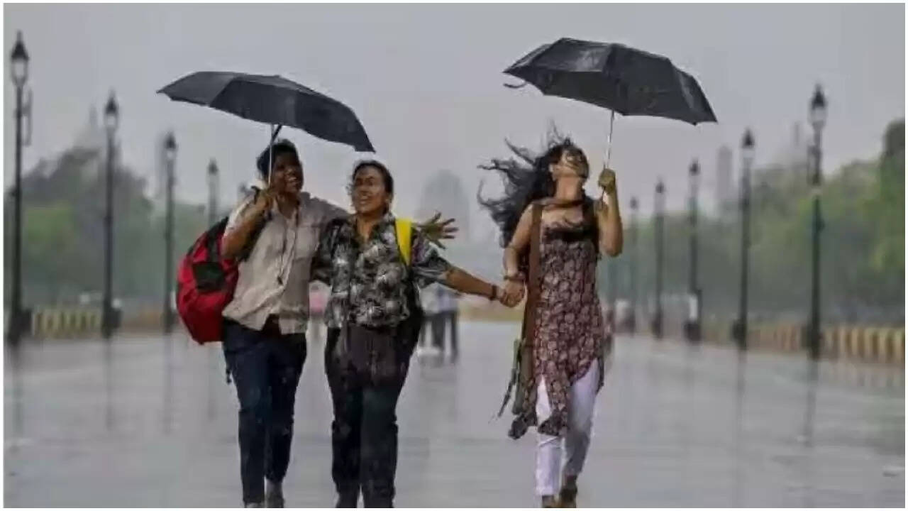 मौसम अपडेट: भारी बारिश से प्रभावित राज्य और तापमान की जानकारी