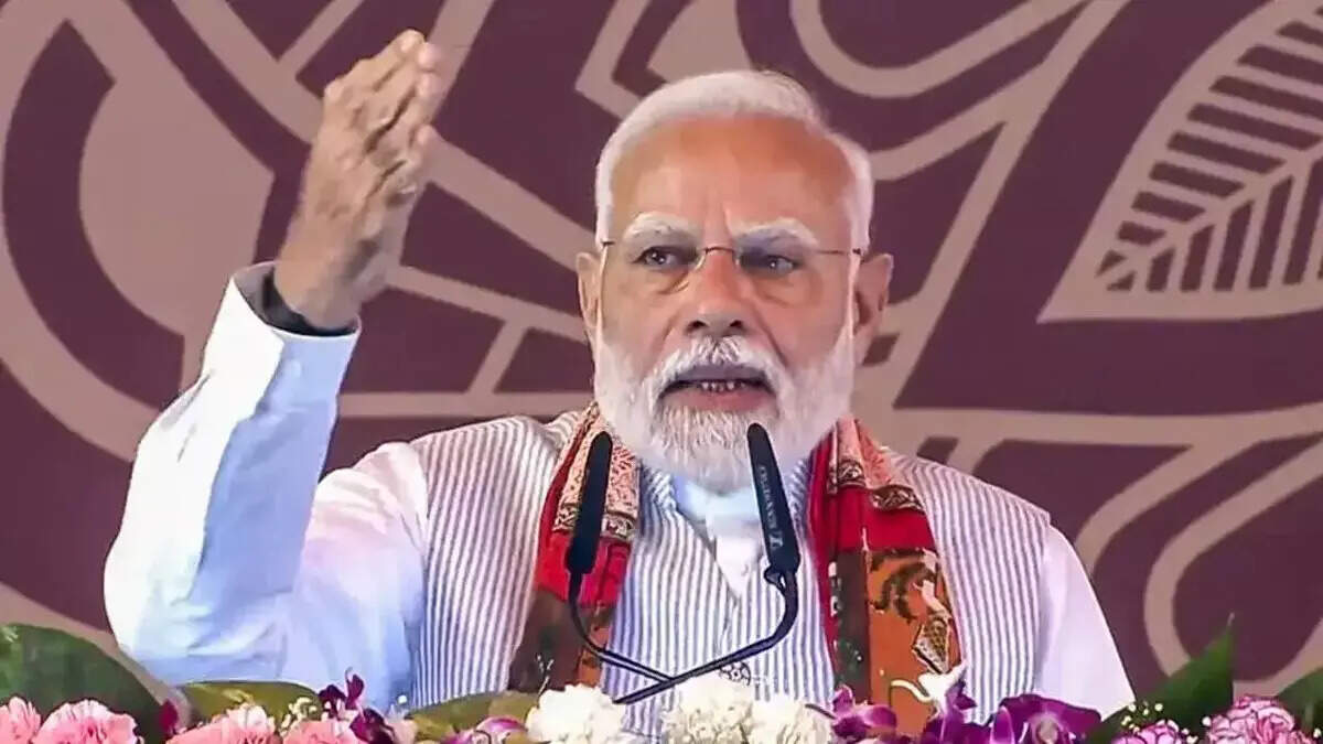 प्रधानमंत्री मोदी ने वाराणसी में आर्थिक हितों पर जोर दिया
