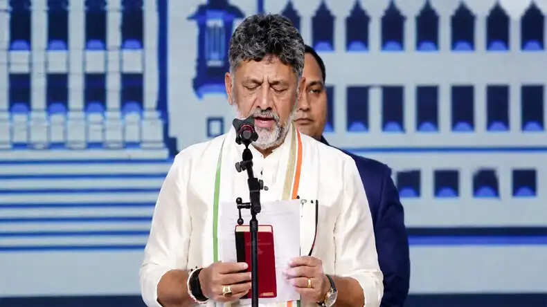डीके शिवकुमार बने कर्नाटक के नए मुख्यमंत्री, शपथ समारोह में लिया संविधान का सम्मान