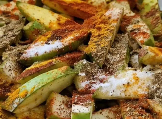 गर्मियों में कच्चे आम का चटपटा अचार बनाने की सरल विधि