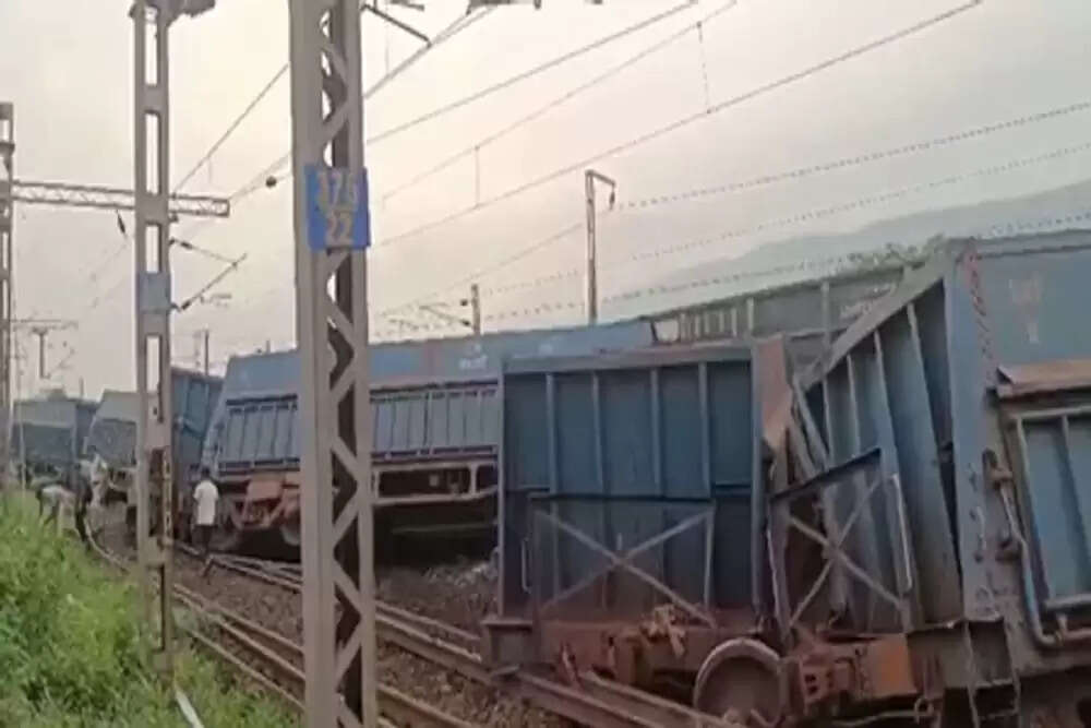 झारखंड में भीषण रेल दुर्घटना, दो मालगाड़ियां टकराईं