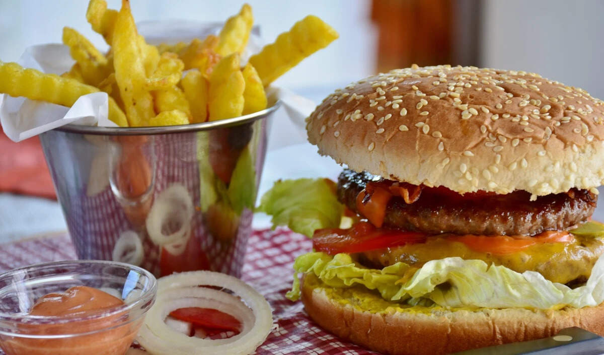 फास्ट फूड के स्वास्थ्य पर प्रभाव: जानें इसके नुकसान