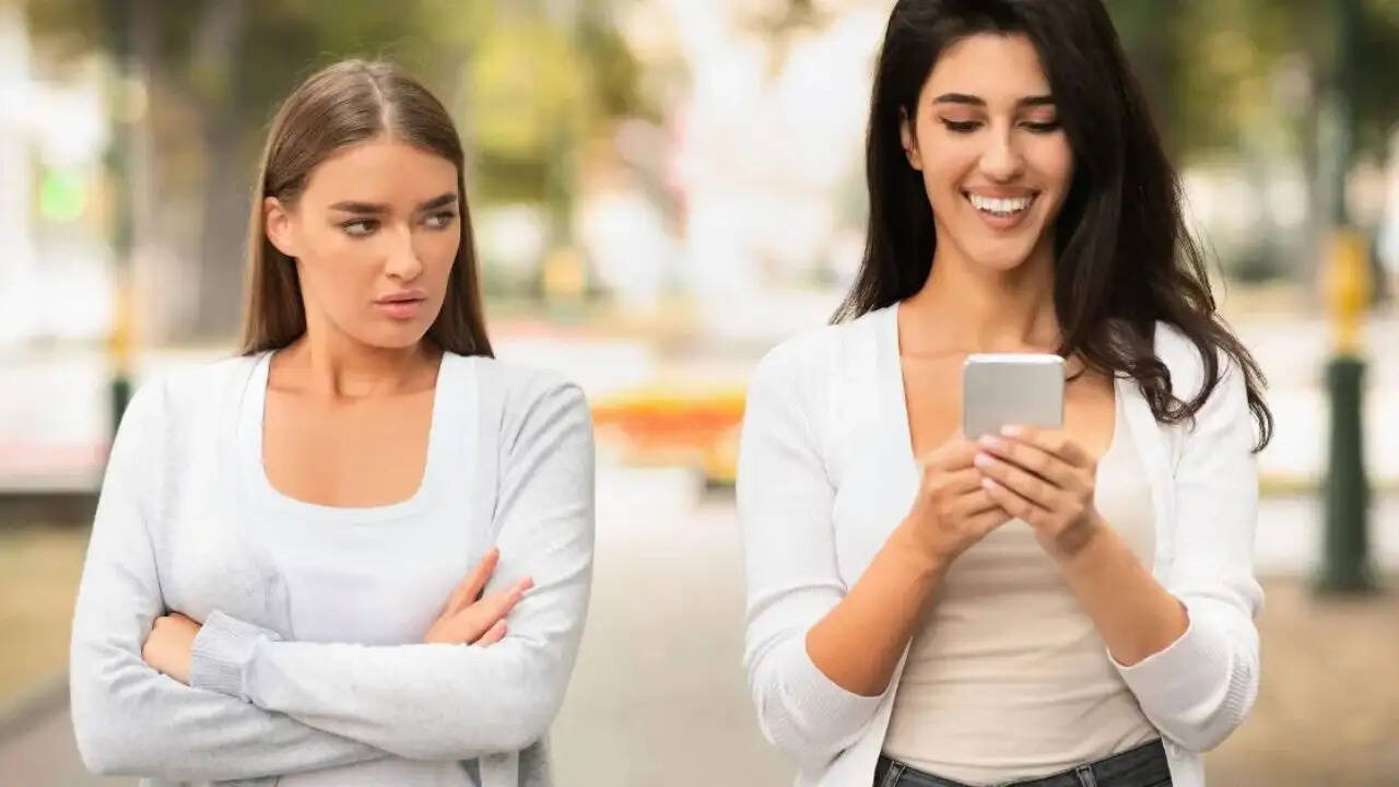 खुश रहने के लिए किन लोगों से बनाएं दूरी?