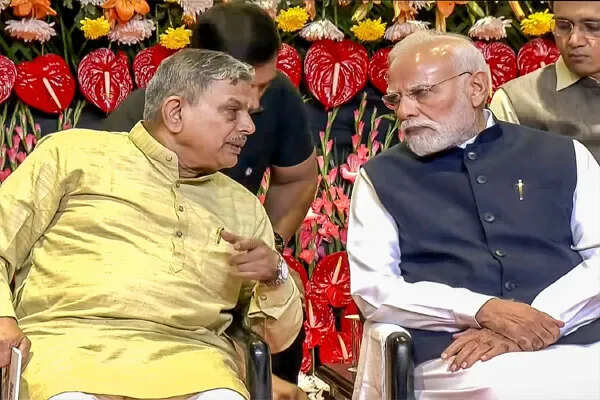 प्रधानमंत्री मोदी ने आरएसएस की शताब्दी पर विशेष सिक्का और डाक टिकट जारी किया