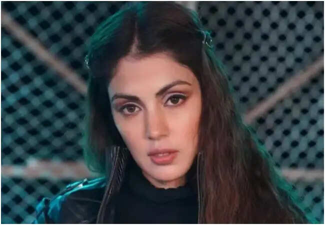 रिया चक्रवर्ती के बैंक खातों को फिर से खोलने का अदालत का आदेश