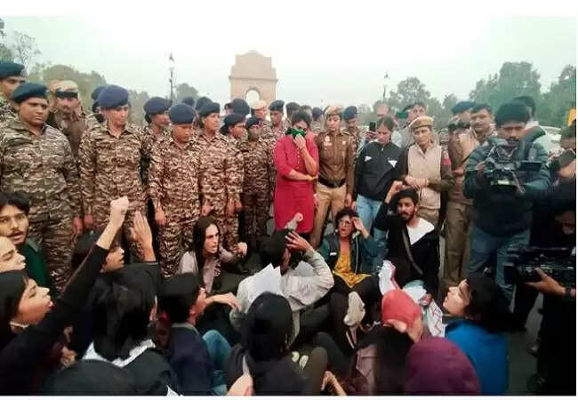 दिल्ली में इंडिया गेट पर प्रदर्शनों के दौरान पुलिस पर मिर्च स्प्रे, 15 गिरफ्तार