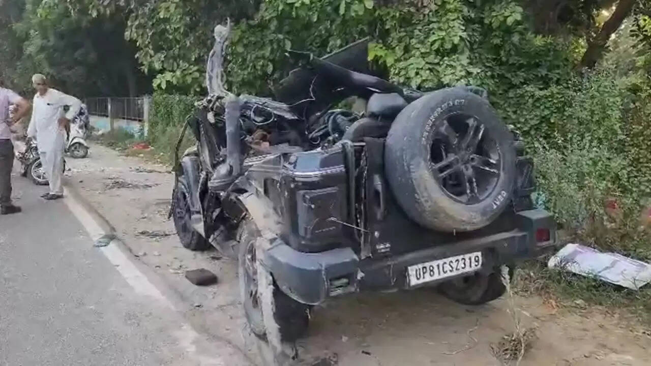 गुरुग्राम में भीषण कार दुर्घटना: तेज रफ्तार थार ने डिवाइडर से टकराई
