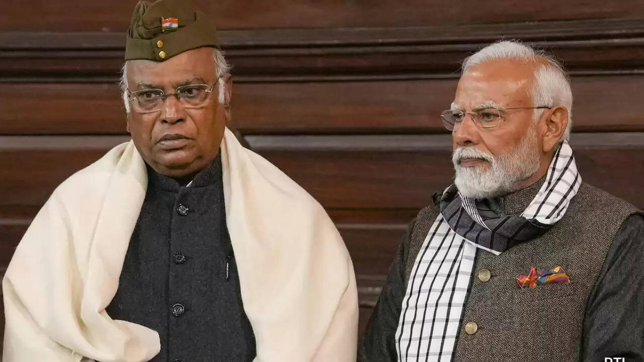 कांग्रेस अध्यक्ष खरगे का बड़ा आरोप: क्या है अघोषित आपातकाल का सच?