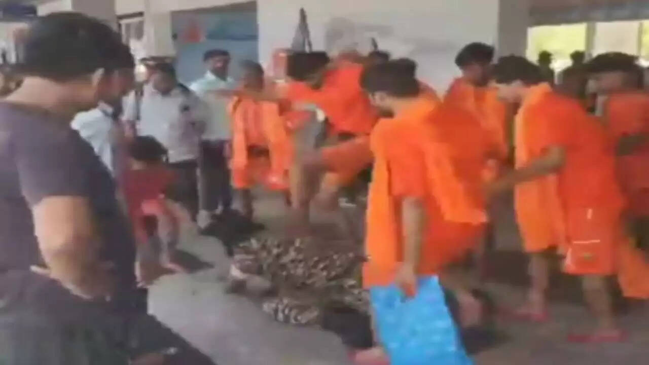Mirzapur में कांवड़ियों द्वारा CRPF जवान की पिटाई: CCTV फुटेज ने मचाई हलचल