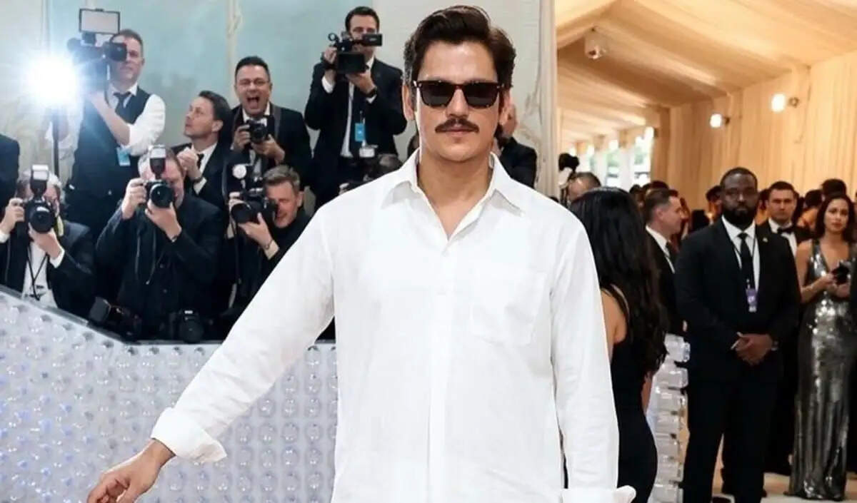 विजय वर्मा ने Met Gala 2026 में मचाया धमाल, लेकिन क्या वह सच में थे न्यूयॉर्क में?