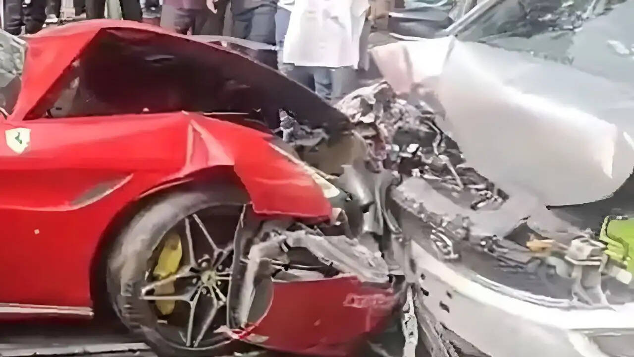 हैदराबाद में तेज रफ्तार फरारी का भयानक एक्सीडेंट, पांच लोग घायल