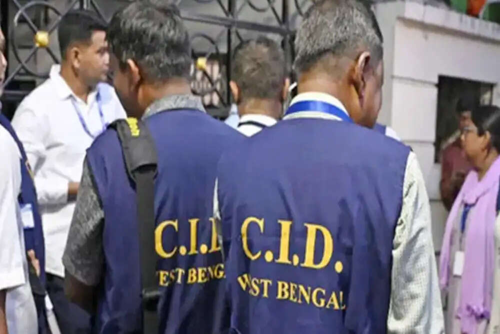 पश्चिम बंगाल में सीआईडी की छापेमारी, टीएमसी नेता ने रोका