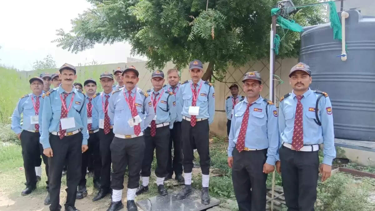 महागुन मायवुड्स सोसायटी में कर्मचारियों की हड़ताल से निवासियों को हो रही परेशानी