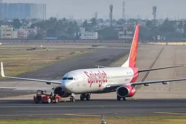 स्पाइसजेट की उड़ान में तकनीकी खराबी, मुंबई से कोलकाता के लिए आपात लैंडिंग