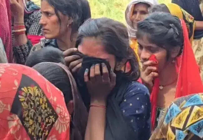 हमीरपुर में यमुना नदी में नाव पलटने से बच्चों की लापता होने की घटना