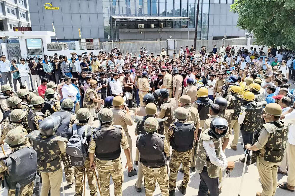 नोएडा में औद्योगिक गतिविधियों के बीच श्रमिकों का हंगामा