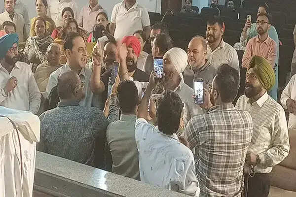 जालंधर नगर निगम की बैठक में बजट पास, विपक्ष का हंगामा