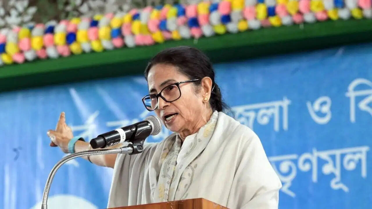 पश्चिम बंगाल में TMC का राजनीतिक संकट: 91 पार्षदों ने दिया सामूहिक इस्तीफा