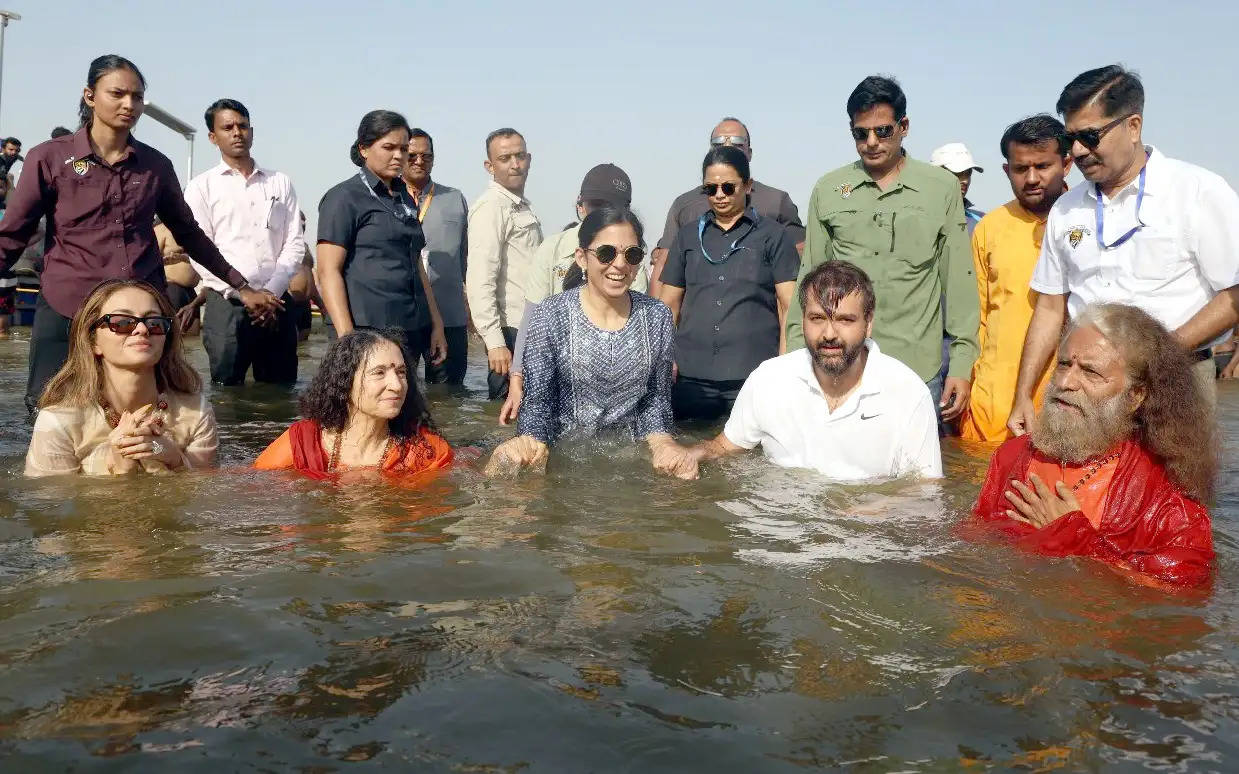 महाकुम्भ की दिव्य धरती पर ईशा अंबानी पीरामल, आनन्द पीरामल व नताशा पूनावाला संगम में स्नान करते