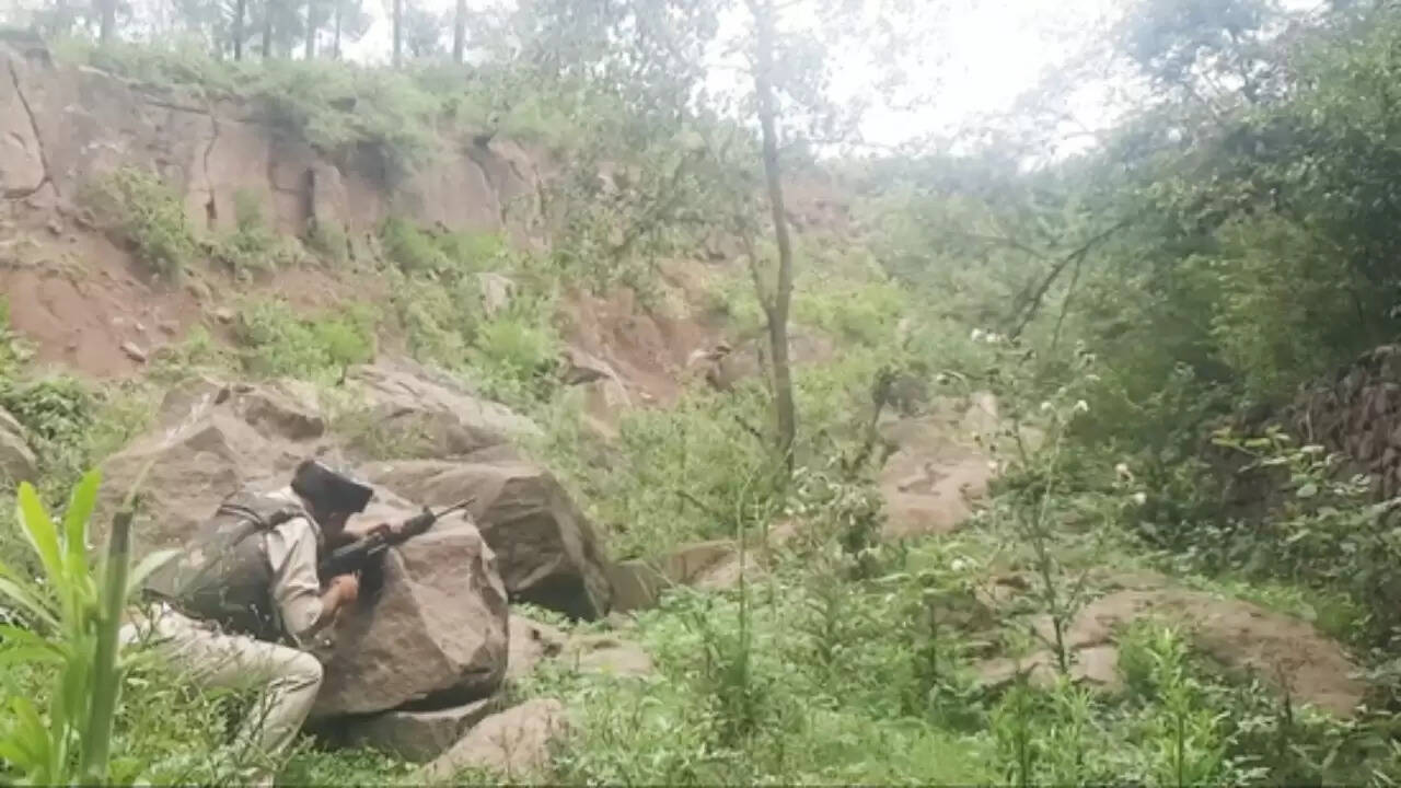 उधमपुर में जैश-ए-मोहम्मद के आतंकवादियों की तलाश में सुरक्षा बलों का अभियान