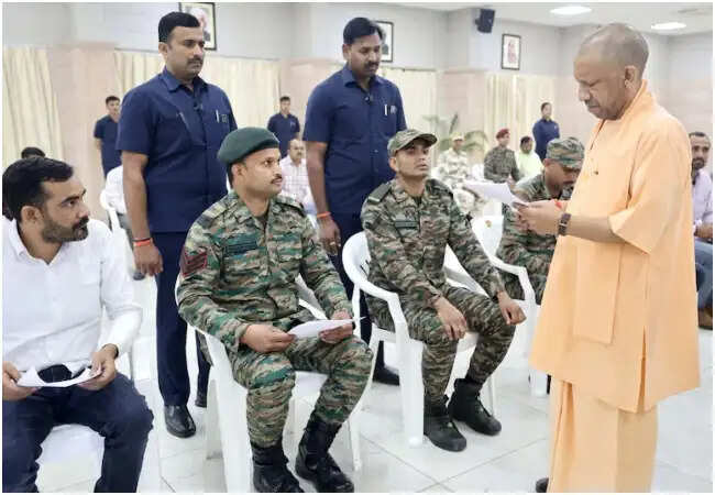 सीएम योगी ने जनता दर्शन में सैनिकों की समस्याएं सुनीं, परिवारों की सुरक्षा का दिया आश्वासन