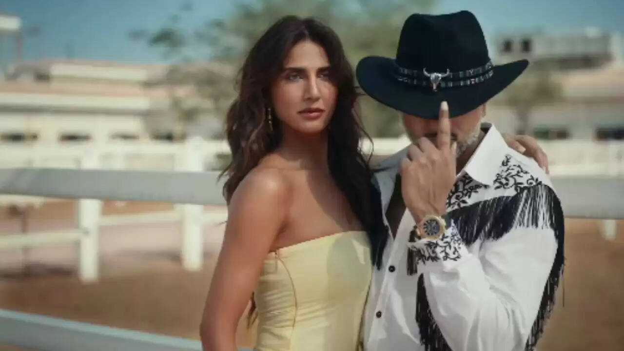 यो यो हनी सिंह का नया म्यूजिक वीडियो 'आदत' हुआ रिलीज, वाणी कपूर की अदाएं छाईं