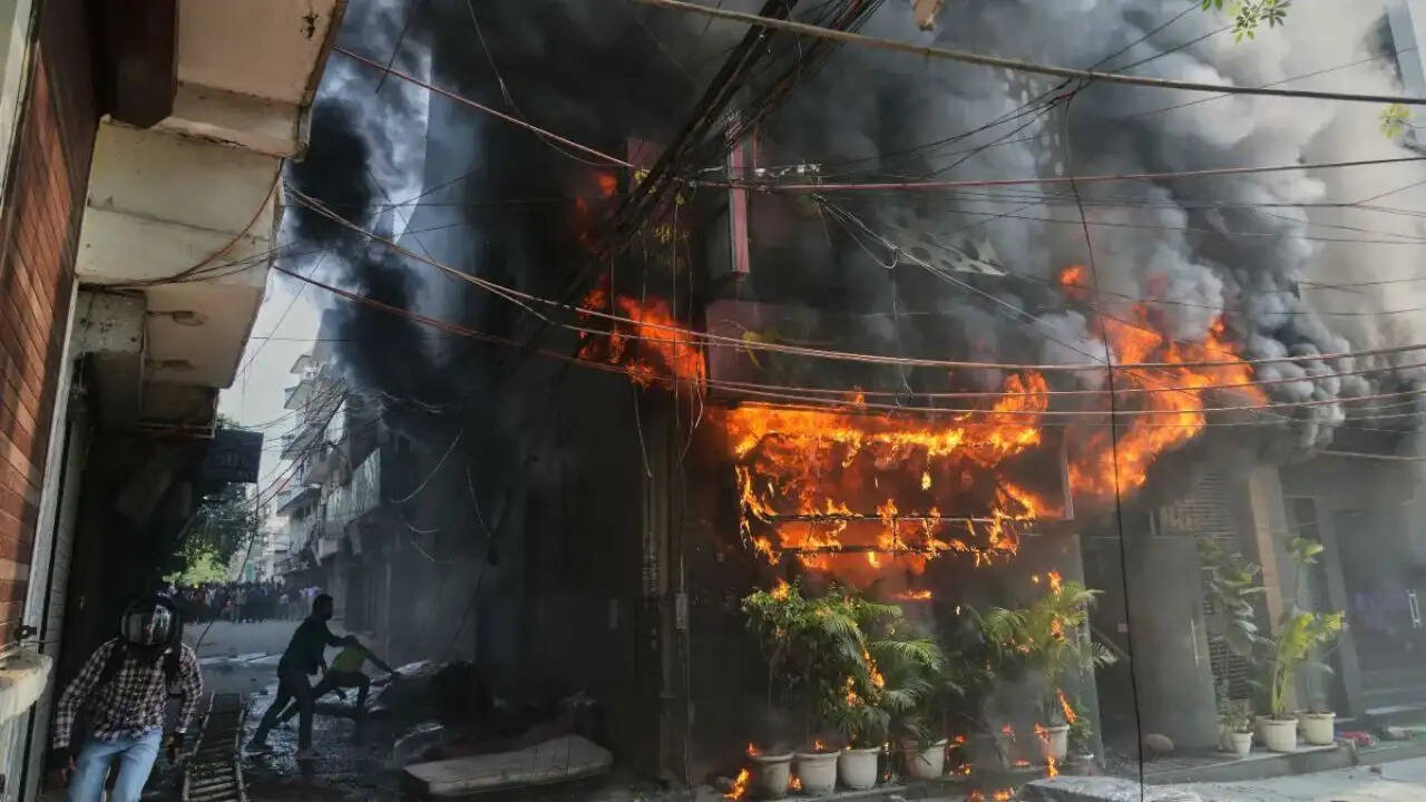 दिल्ली के होटल में आग: गुरुग्राम के परिवार ने खोए आठ सदस्य, जानें पूरी कहानी