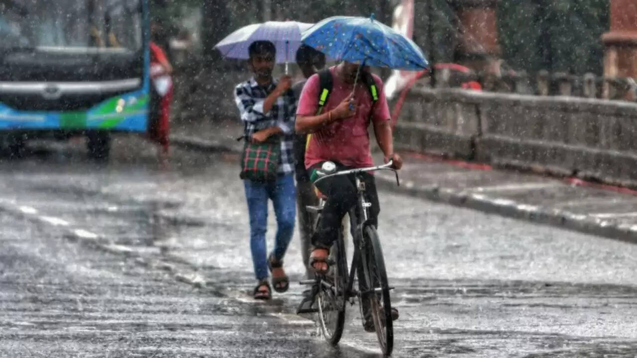दिल्ली-एनसीआर में मौसम का उतार-चढ़ाव: भारी बारिश और गर्मी का सामना