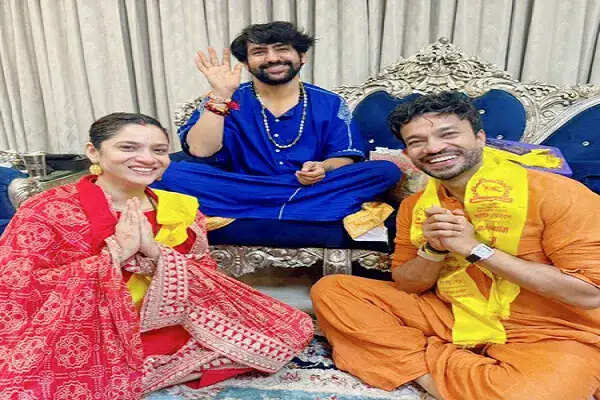 अंकिता लोखंडे और विक्की जैन ने बागेश्वर बाबा से लिया आशीर्वाद